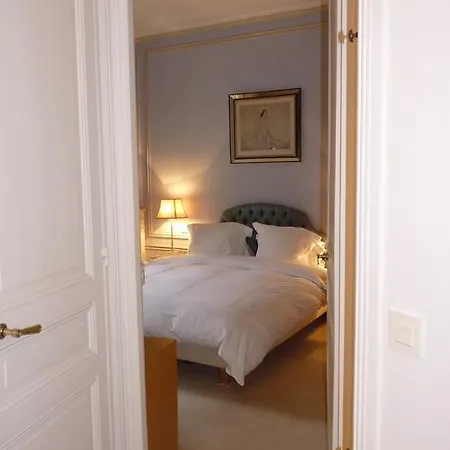 Prestigious 2 Bedroom Near Champs Elysées * Parigi