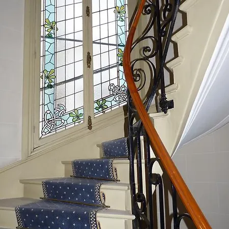 Prestigious 2 Bedroom Near Champs Elysées *