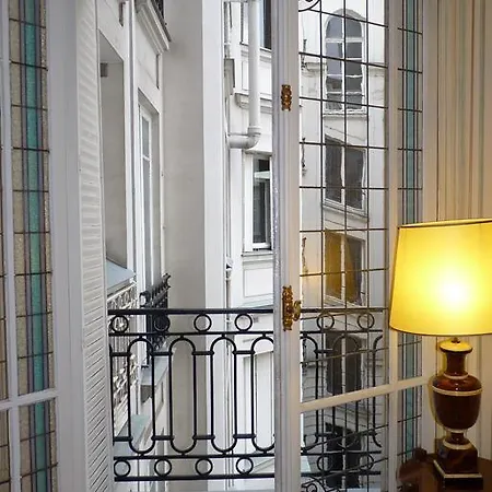 Prestigious 2 Bedroom Near Champs Elysées Parigi