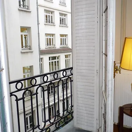 Prestigious 2 Bedroom Near Champs Elysées * Parigi