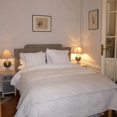 Prestigious 2 Bedroom Near Champs Elysées Parigi