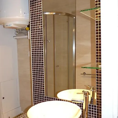 Prestigious 2 Bedroom Near Champs Elysées *