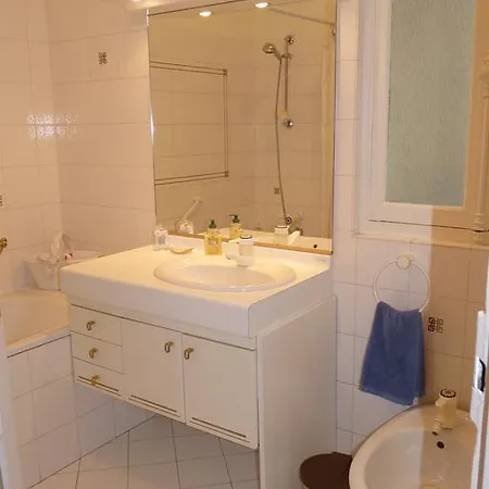 Prestigious 2 Bedroom Near Champs Elysées * Parigi