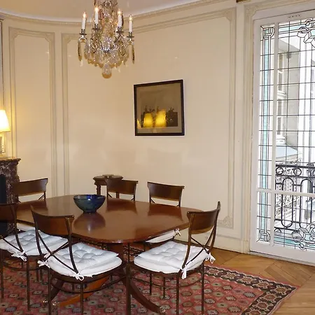 Prestigious 2 Bedroom Near Champs Elysées Parigi