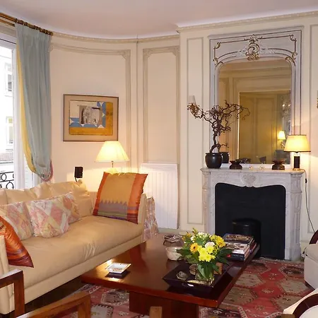 Prestigious 2 Bedroom Near Champs Elysées *
