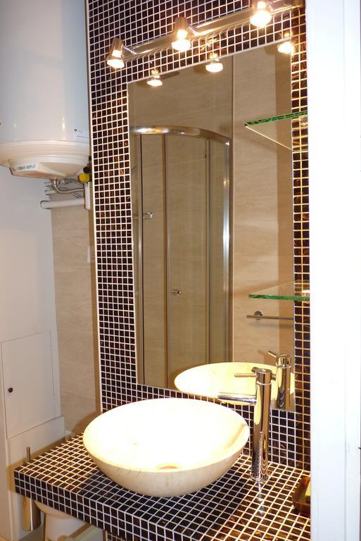 Prestigious 2 Bedroom Near Champs Elysees *